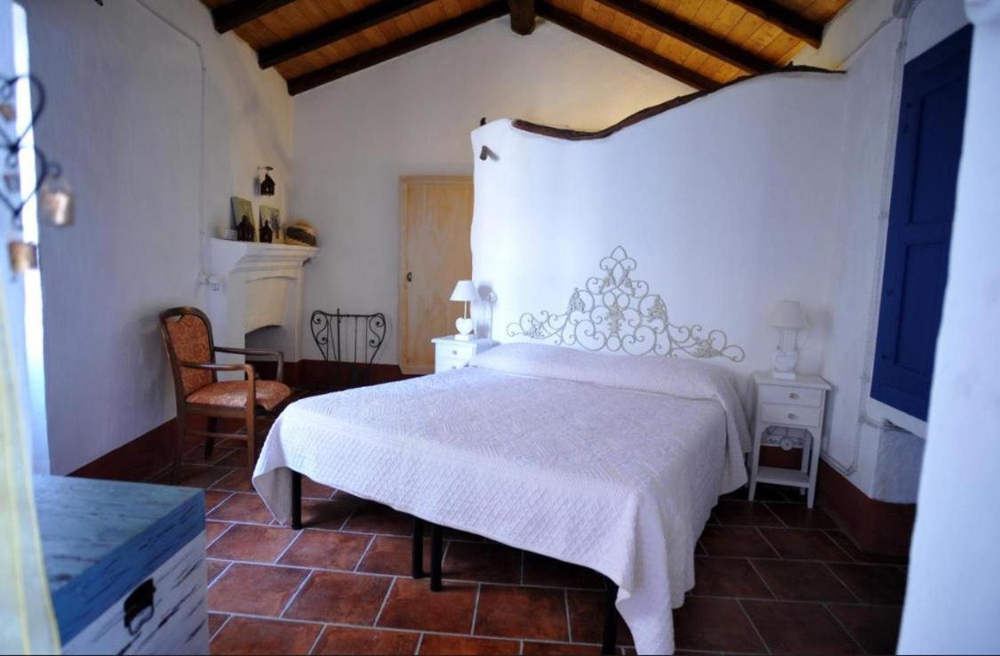 B&B Corte San Lussorio Ольена Экстерьер фото