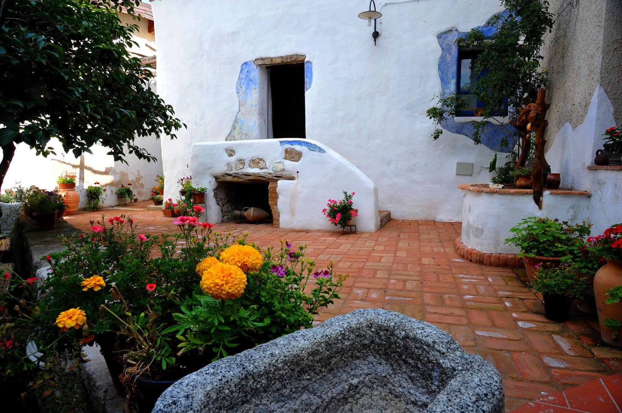 B&B Corte San Lussorio Ольена Экстерьер фото